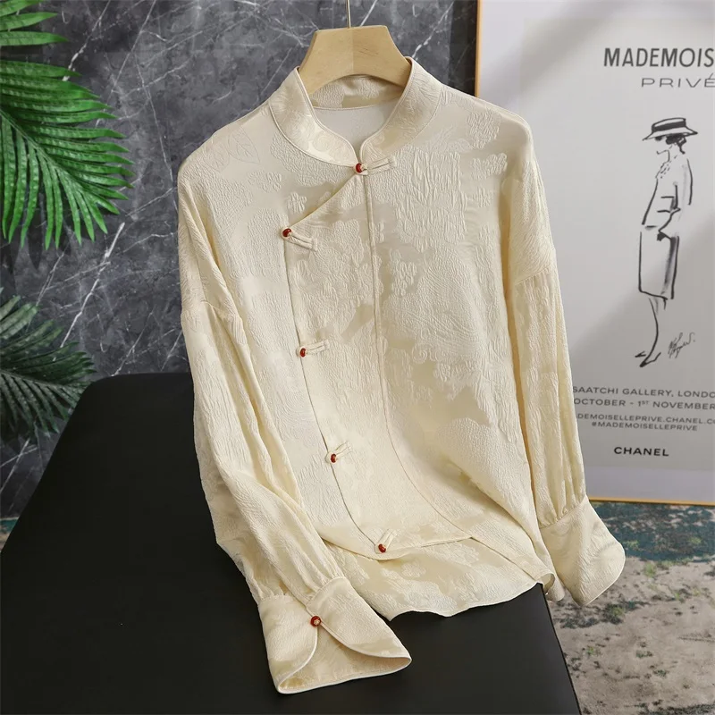 

Шелковая блузка Ele Chinese Sle Younger Silken с длинными рукавами, средней длины, прямого кроя, с пуговицами и складками.