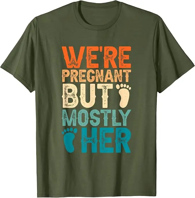 Wir sind schwanger, aber es ist hauptsächlich ihre Sache, Paar-Schwangerschaftsankündigungs-T-Shirt, Y2k-T-Shirt mit Grafik für den ersten Papa und die erste Mama, personalisiert – Detail 11