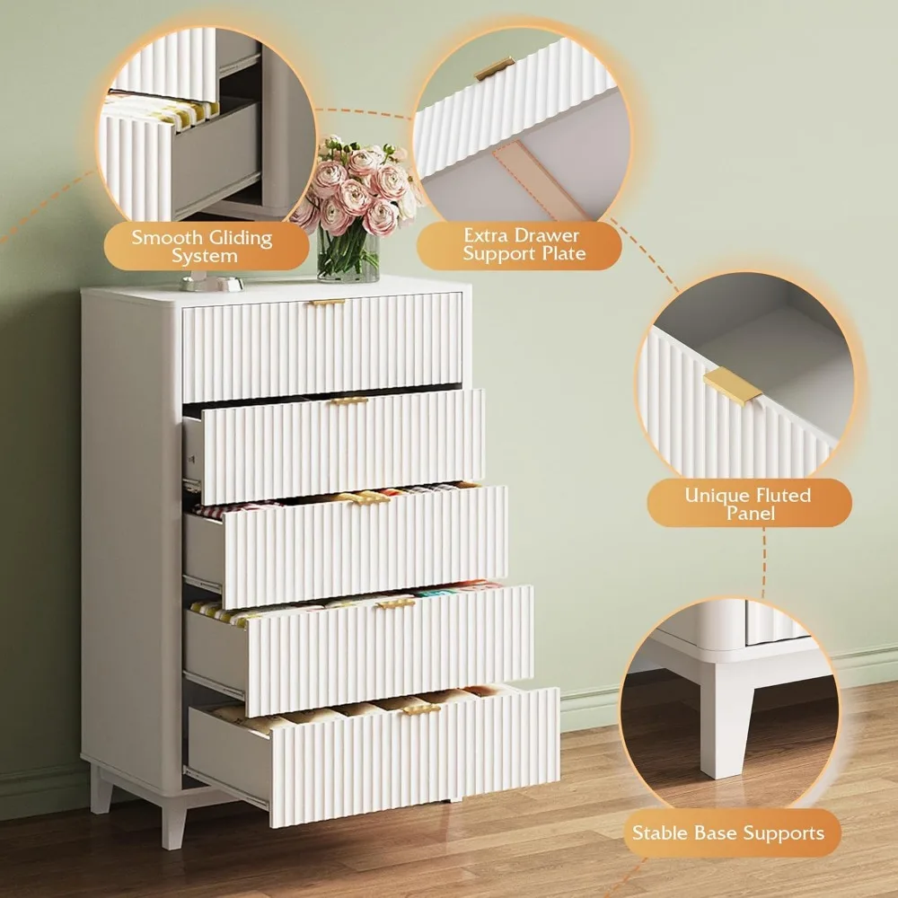Cassettiera moderna in legno scanalato a 5 cassetti della metà del secolo con maniglie dorate, altezza 46,26 pollici per camera da letto