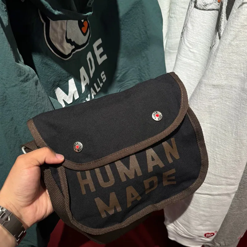 sac-a-bandouliere-unisexe-human-made-2026-en-nylon-avec-rabat-et-fermoir-cœur