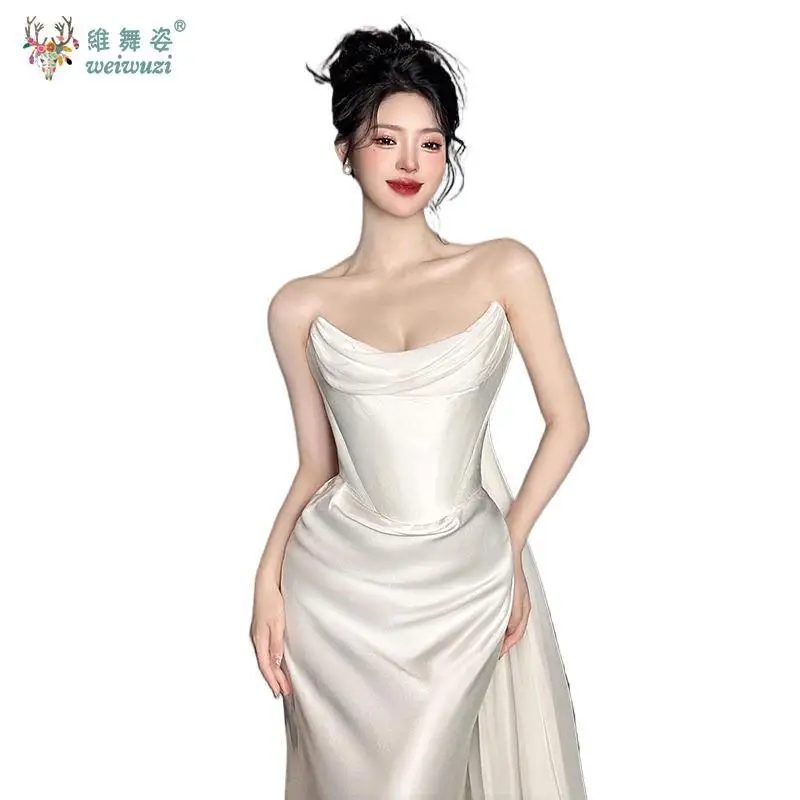 ホワイトサテンストラップレストレーリングシンプルでエレガントな花嫁のウェディングドレスフレンチスタイルの屋外結婚式やフォーマルな機会のドレス