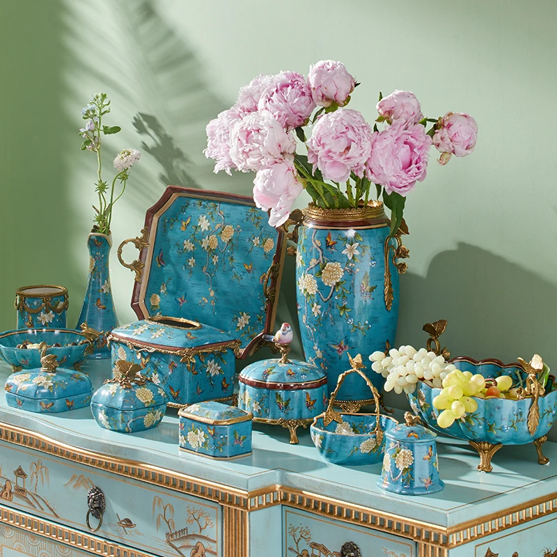 حلي سيراميك قديمة، مجوهرات راقية، تأثيث منزلي على الطراز الصيني، نحاس مع مزهرية من البورسلين، هدايا مدخل راقية