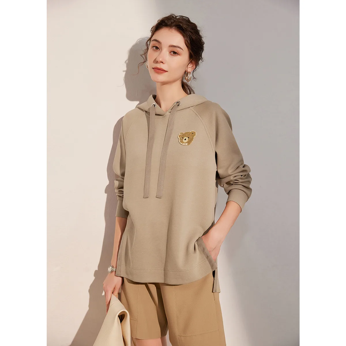 LOUIS YAO 2024 Autumn Hooded Casual Age Reducing Hoodie Three-dimensional Embroidery Loose Long Sleeved Women's Hoodie