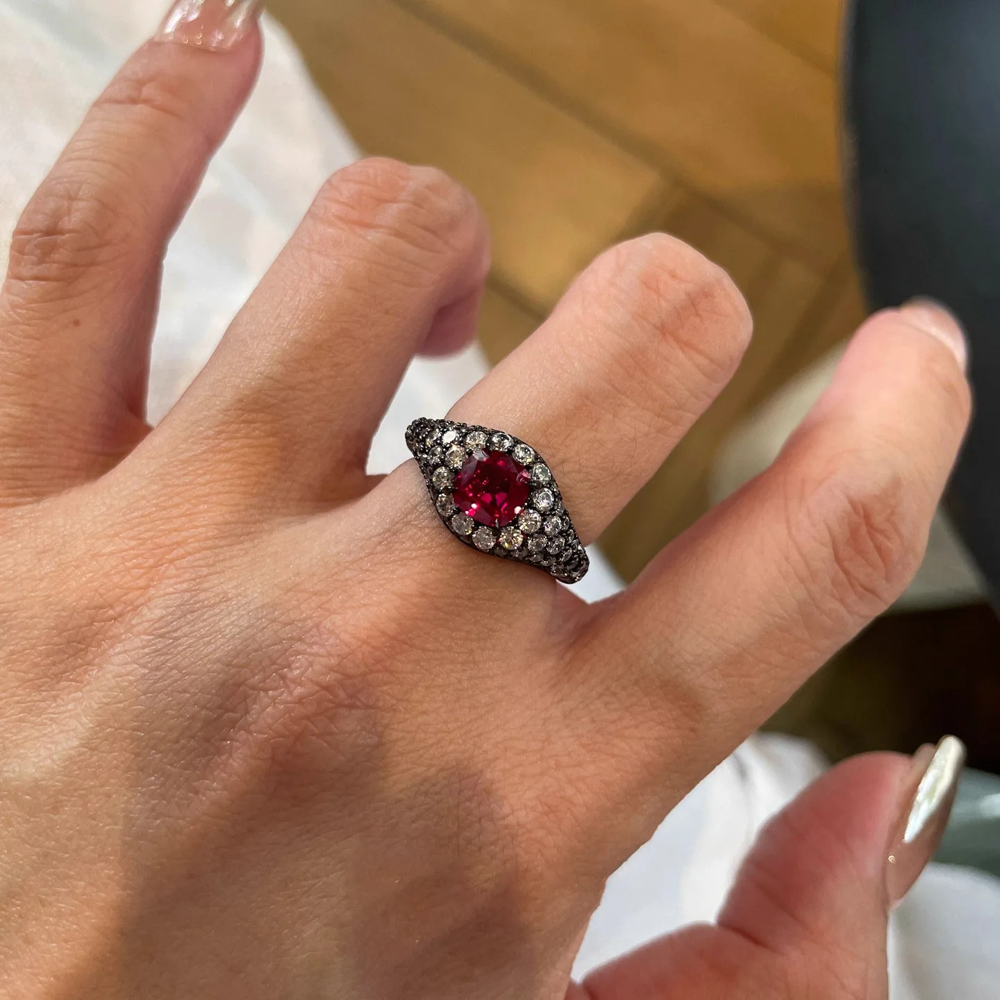 Retro diamond inlay ruby circular rings for women high-end light luxury fashion black and red ring couple style banquet jewelry