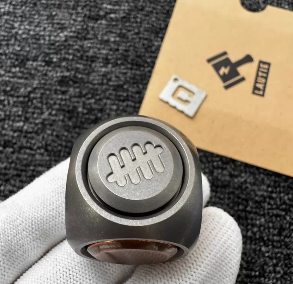 

Used EDC lautie&Triangle Co branded Titanium+Red Copper spinner Fingertip gyroscope Decompression toys