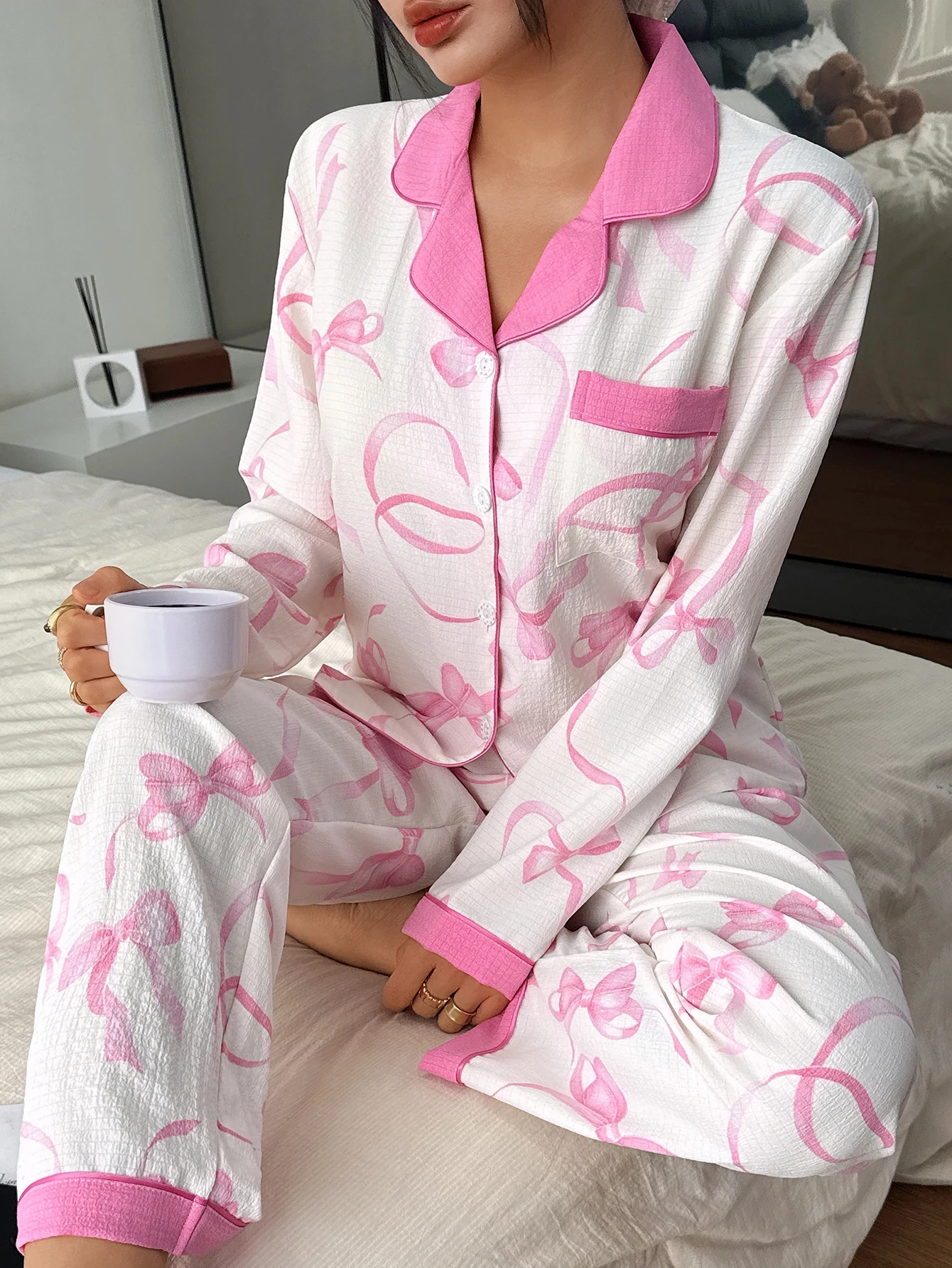 Valentine's Day Two-Piece Women's Pajama Set with Ribbon Bow Print, Long-Sleeved Button-Down Lapel Top and Long Pants, Casual Sleepwear Loungewear Set Suitable for Home Use