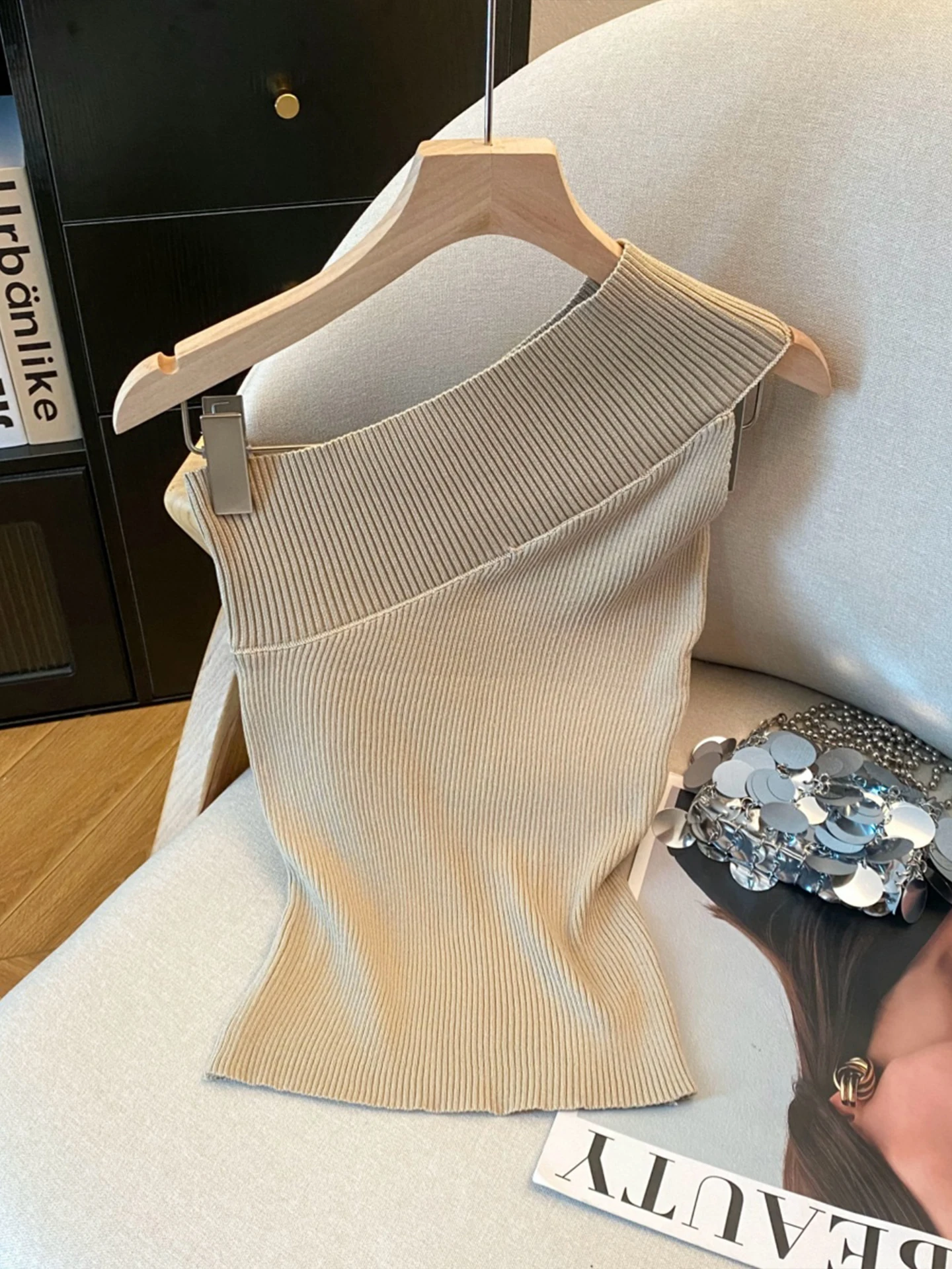 

Advanced Solid Color Slanted Shoulder Sleeveless Knitted Camisole Vest Women's Summer 2025 New Slim Fit Off Shoulder Vest Top