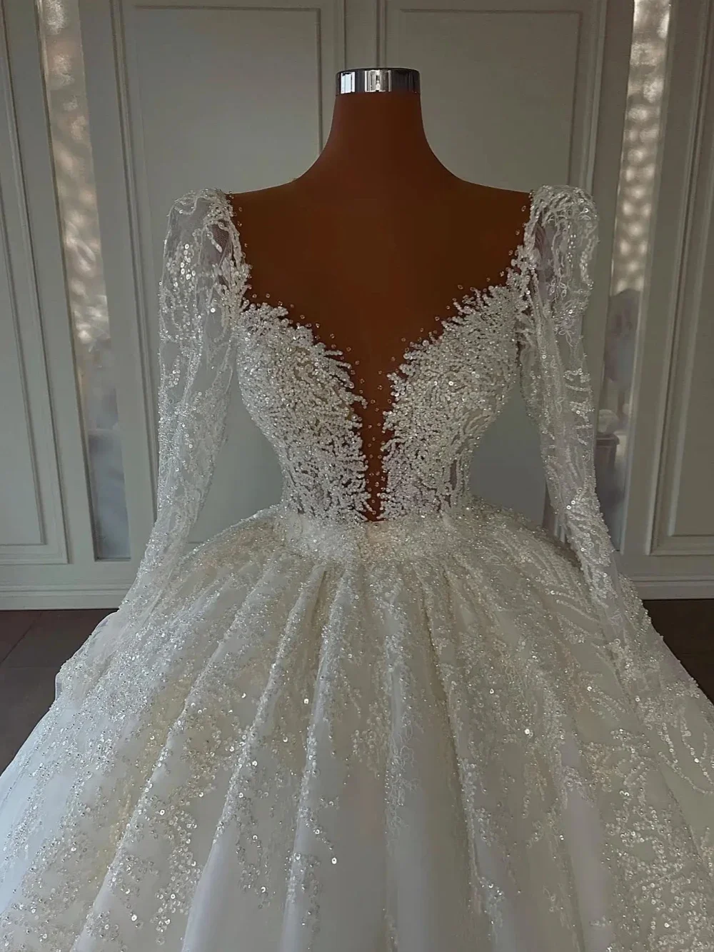 Customized Gorgeous Sexy Deep V-neck Bridal Dress Glitter Sequins Pearls Wedding Gown Appliques Long Bride Robe Vestido De Novia