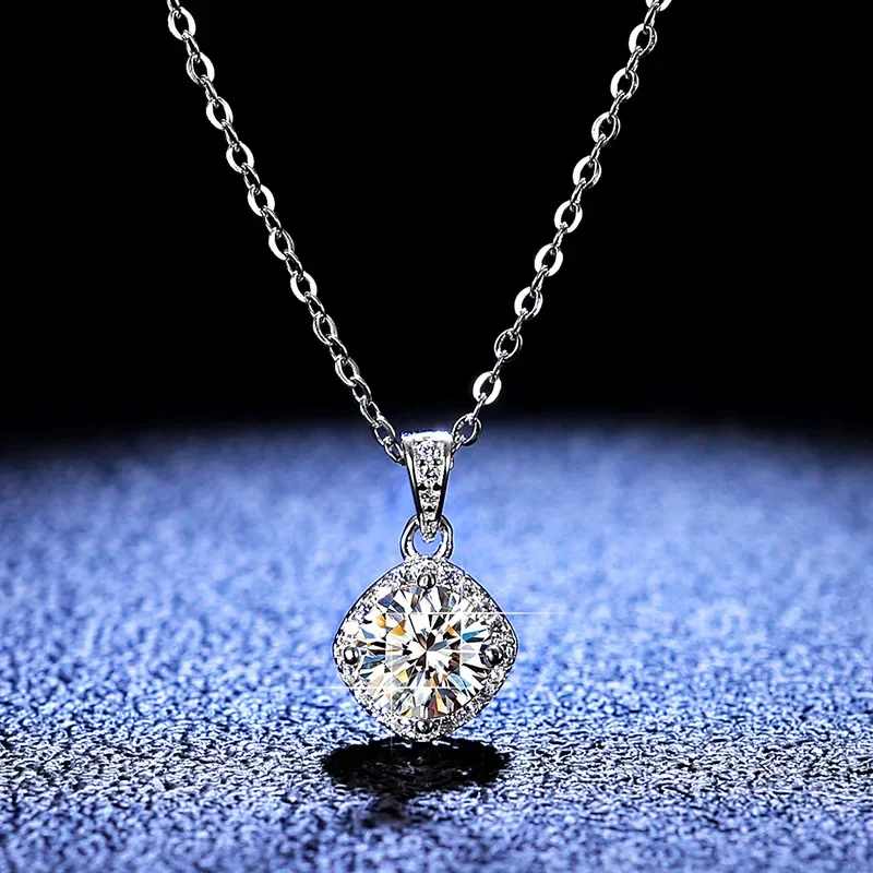 

18K Gold Inlaid Pendant, 1-carat Moissanite Necklace, Women's Fashionable Classic Four Claw Square Bag, PT950 Platinum Pendant,