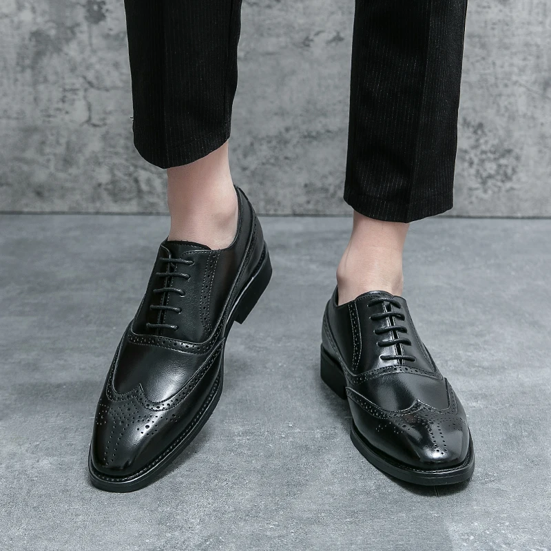 

High quality classic Blok shoes with lace up breathable and comfortable British business dress carved and trendy shoes