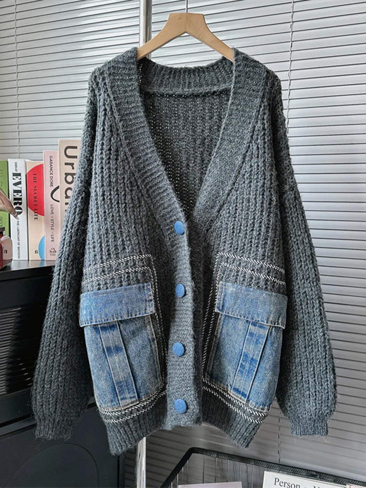 [EAM] Gray Denim Pocket Big Size Knitting Cardigan Sweater V-Neck Long Sleeve Women New Fashion Tide Spring Autumn 2024 1DH6701