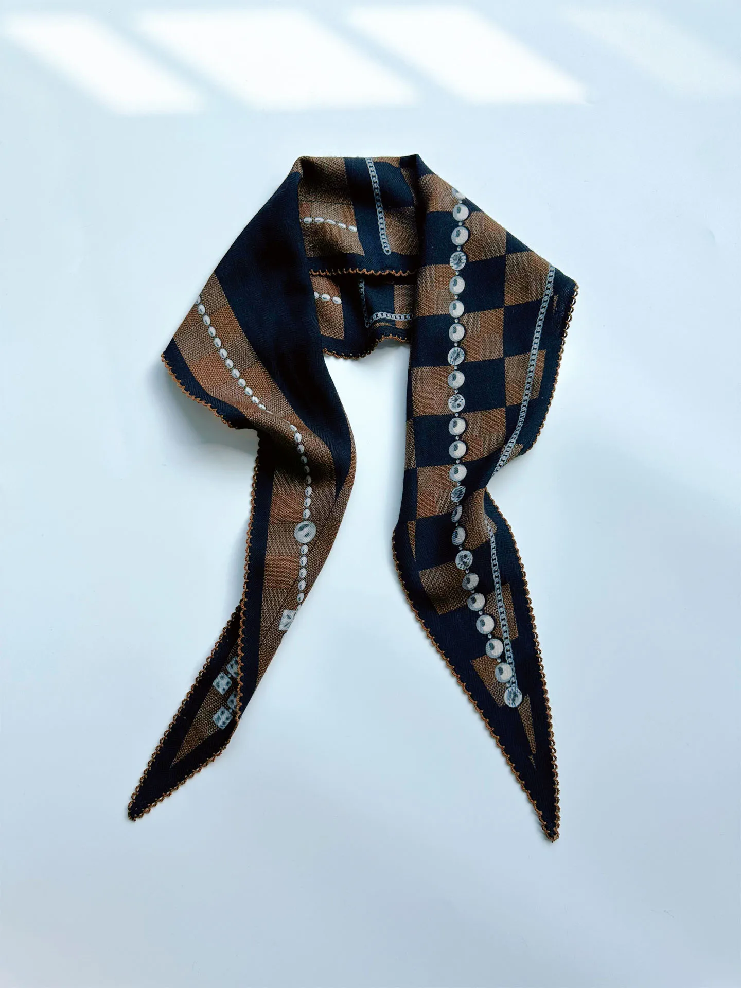 レトロチェッカーボードデザインシルクスカーフ女性の秋冬装飾ダイヤモンド型ウールスカーフエレガントなファッションアクセサリー