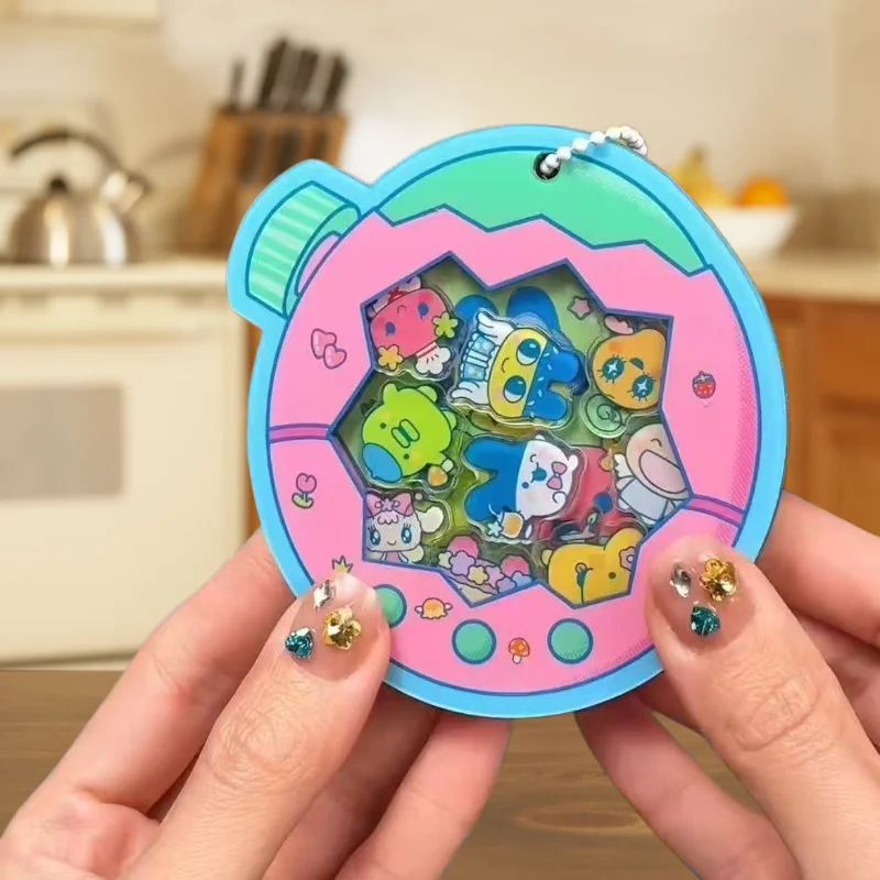 Tamagotchi Mametchi Lovelitchi Anhänger mit hohem Farbwert, Cartoon-Puppen-Druck, kreativer Schlüsselanhänger für Herren und Damen, Schultaschen-Schlüsselanhänger – Detail 4