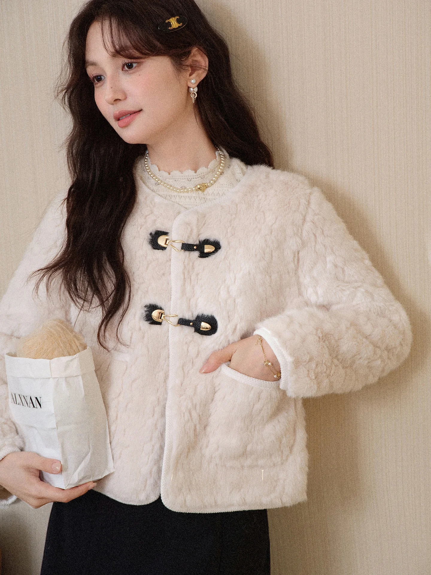 

Женское осенне-зимнее пальто из вельвета «Swan Southward»: теплый белый цвет, приталенный силуэт, однотонный дизайн, универсальные пуговицы.