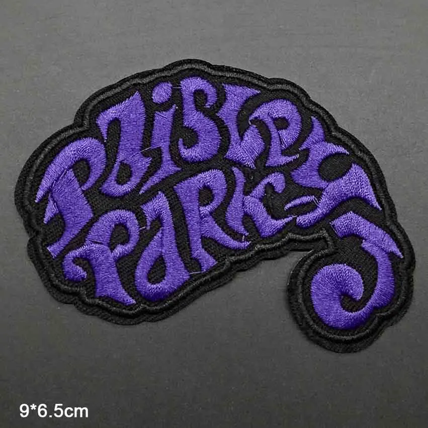 الكلمات الأرجوانية الأصلية السهم الأشياء الحديد على بقع الملابس المطرزة للملابس الموسيقى الفرقة ملصقات الملابس بالجملة