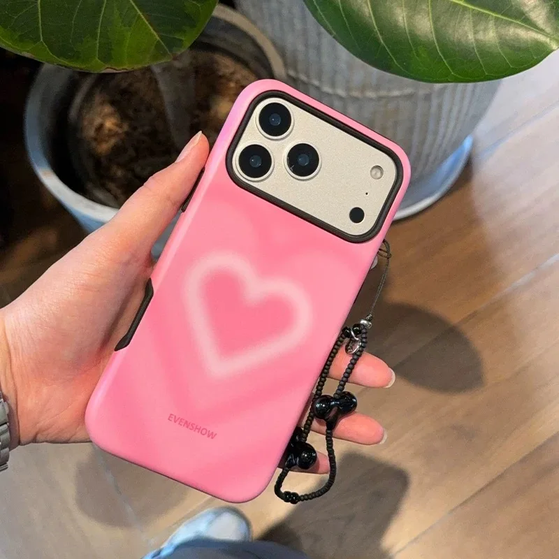 

With a hanging strap, this phone case is suitable for Apple phones. It is a protective case that prevents drops.