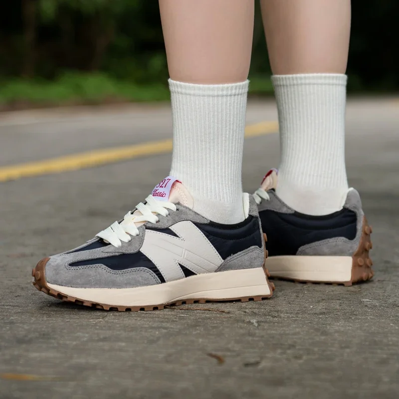 

Retro Charm and Comfort: Simple Splicing of Couple's Casual Sports Shoes