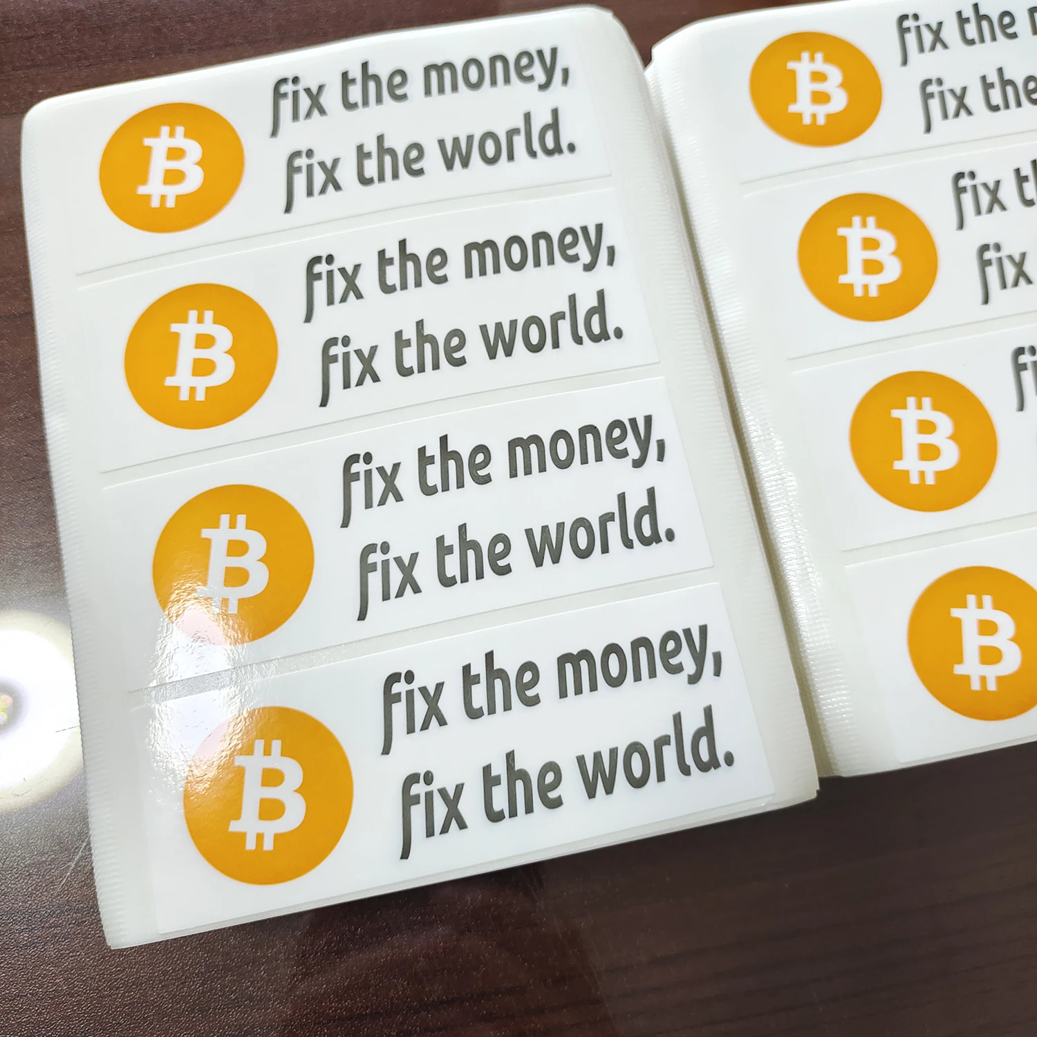 Imagem -05 - Waterproof Tear Proof Vinyl Etiqueta Adesivos Consertar o Mundo do Dinheiro Durável Criptomoeda Fãs Publicidade Logotipo Bitcoin 100x35 mm 20 Pcs