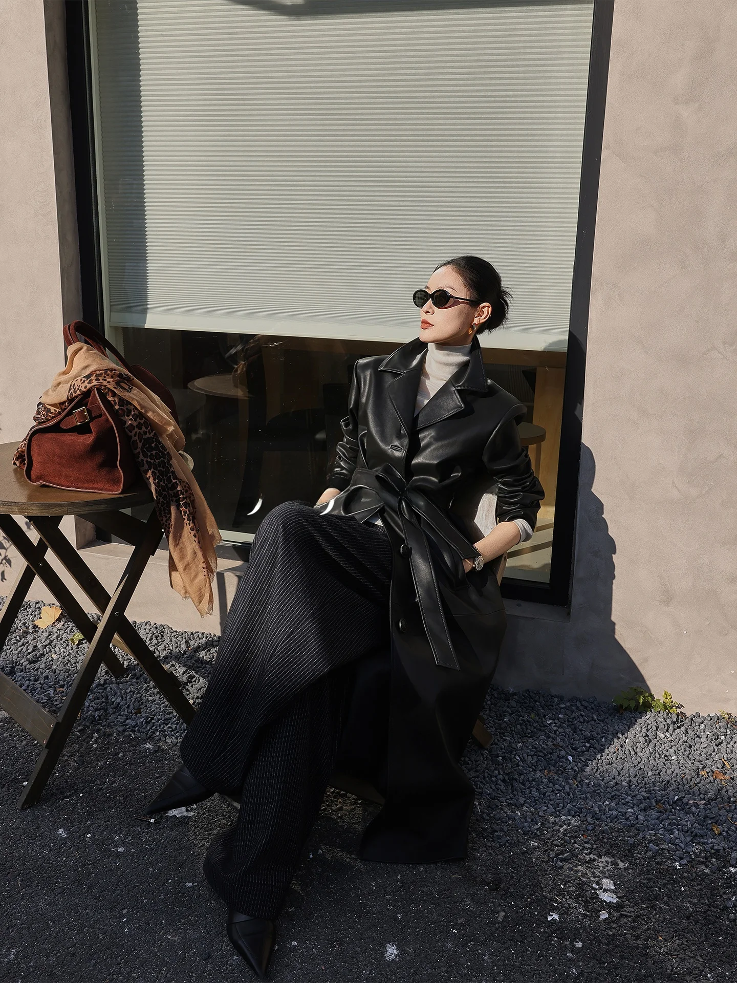 Casaco Longo de Couro PU Preto com Cinto, Gola de Terno, Corta-Vento, Jaqueta Casual com Design de Cintura Ajustável, Modelo Fino