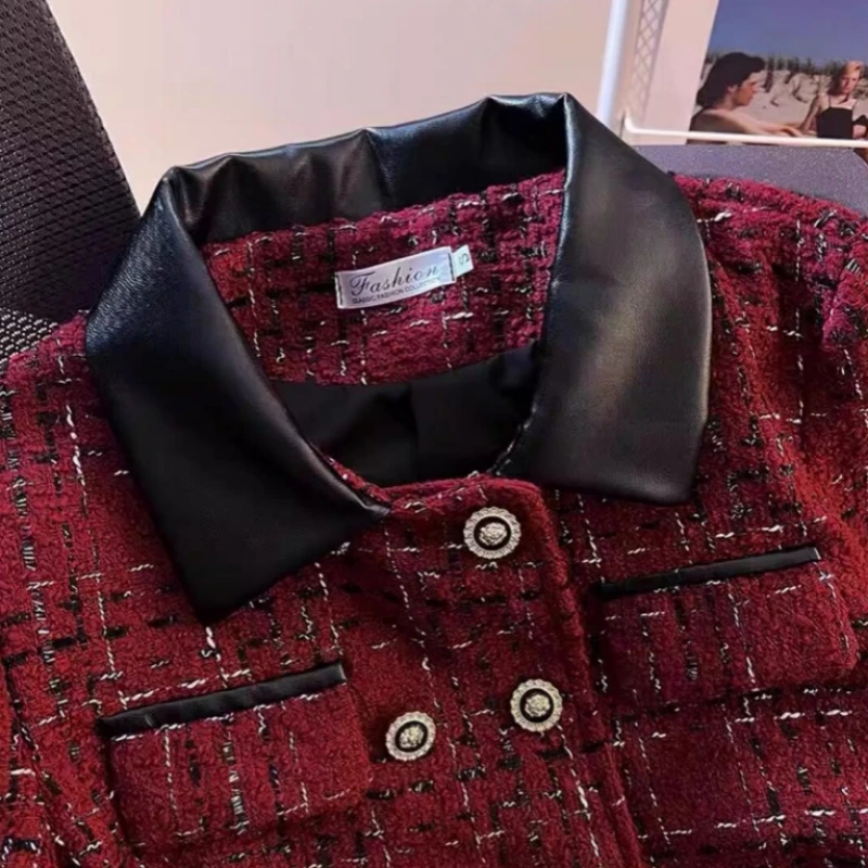 Casaco de Couro Vermelho com Patchwork para Mulheres, Moda Primavera 2025, Novo, Ajuste Solto, Botão Clássico, Design em Cores Blo