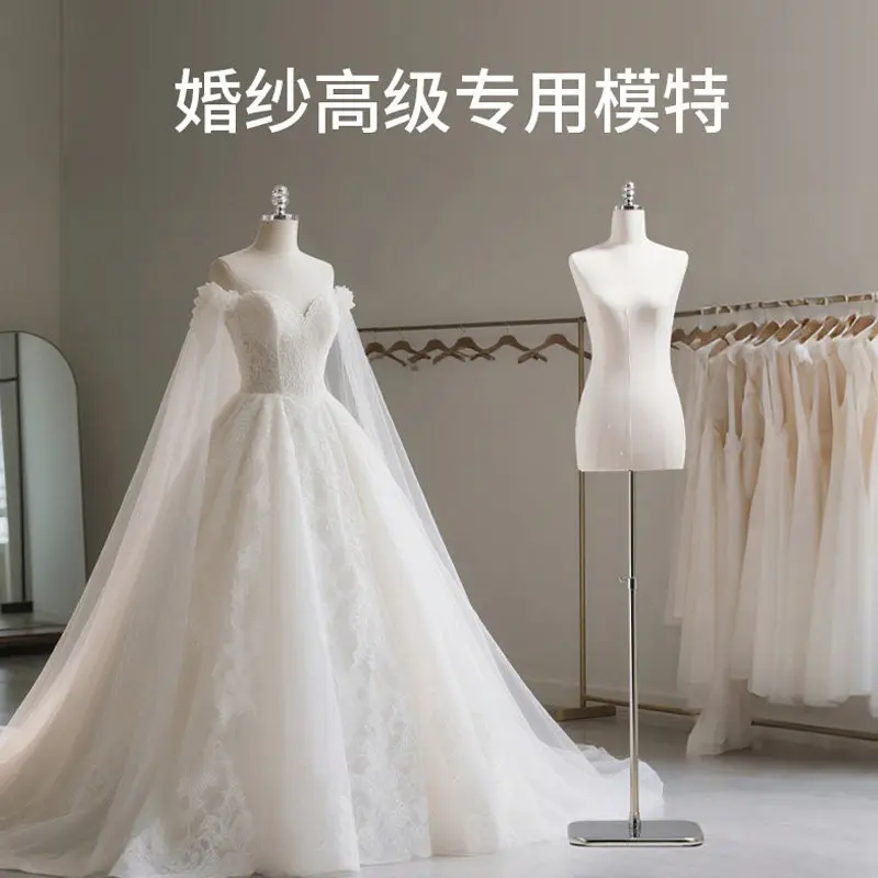 dress store Wedding display props, mannequins for showcasing women's clothing, including traditional Chinese wedding dresses and
