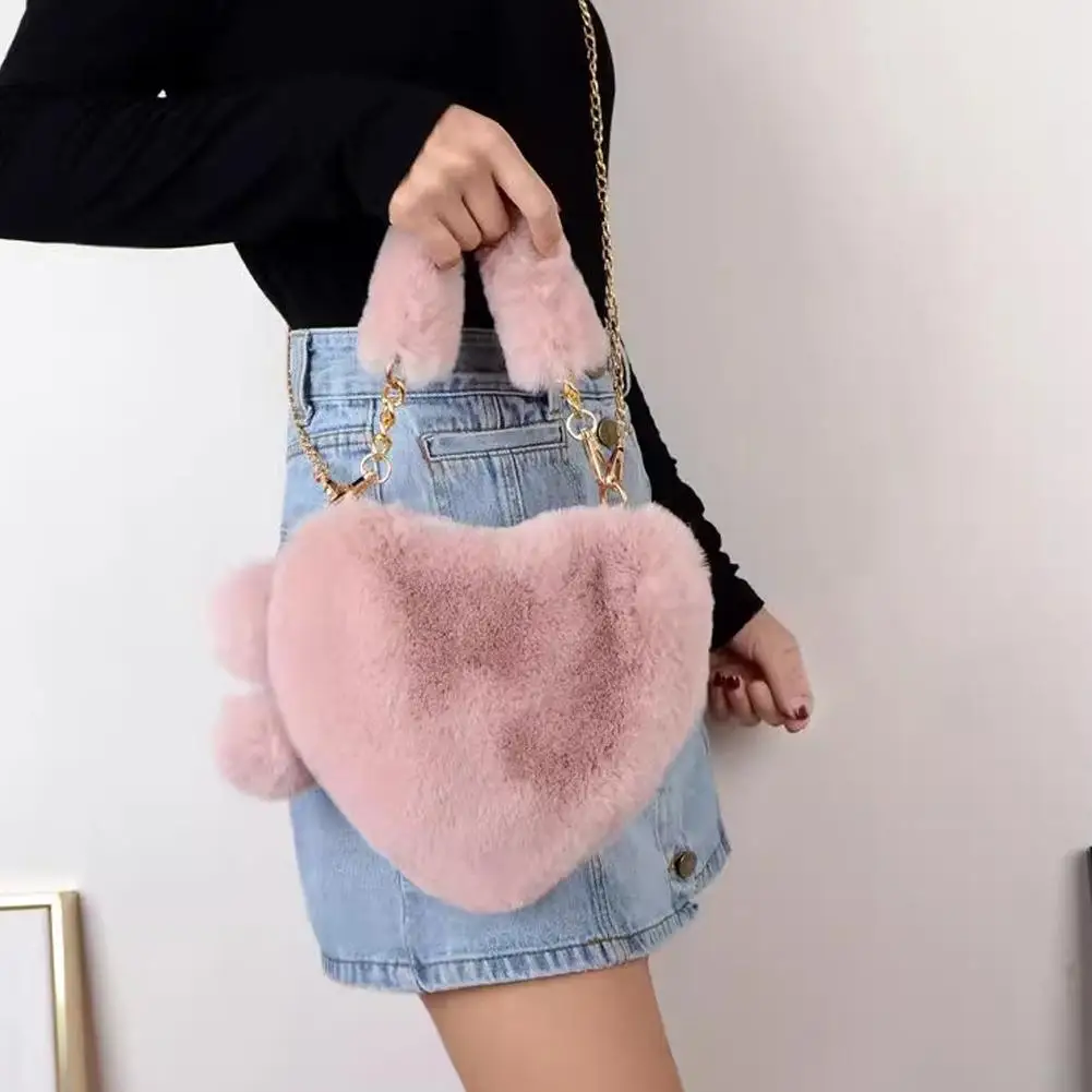 حقائب يد نسائية على شكل قلب حقائب كروس لطيفة من الفرو الصناعي حقيبة كتف بسلسلة من القطيفة الناعمة حقائب يد على شكل قلب #2