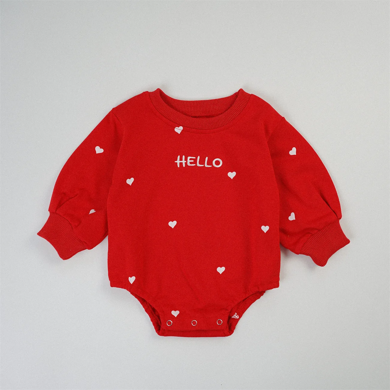 بدلة أطفال جديدة لخريف 2025 بأكمام طويلة غير رسمية للأطفال الرضع والأولاد والبنات بدلة لطيفة مطبوعة على شكل قلب ملابس أطفال حديثي الولادة من القطن