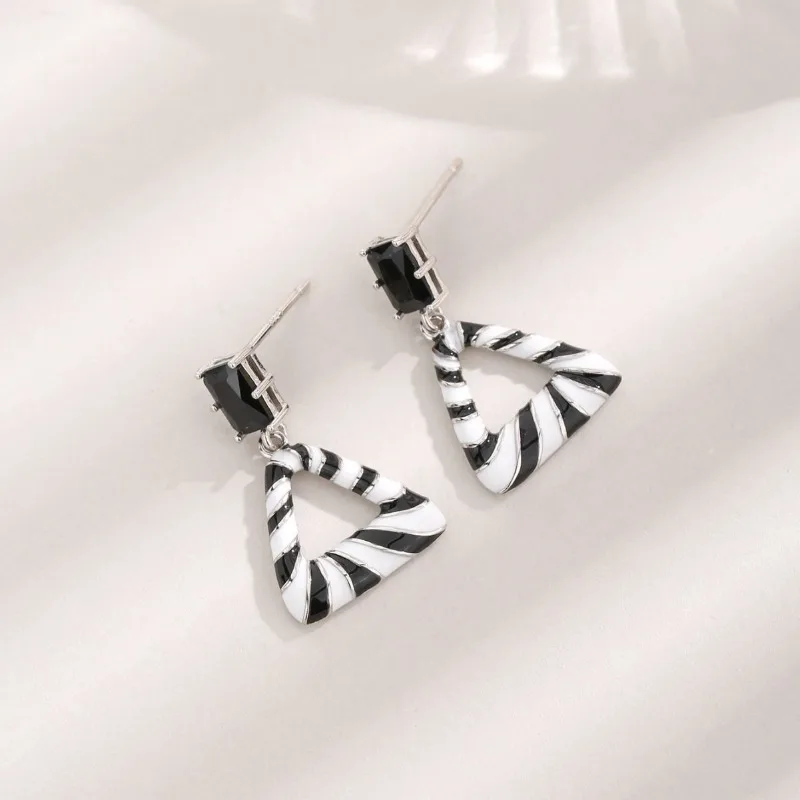 

Новый S925 серебро и черный драгоценный камень треугольный узор зебры ювелирные изделия модные серьги ювелирные изделия для женщин