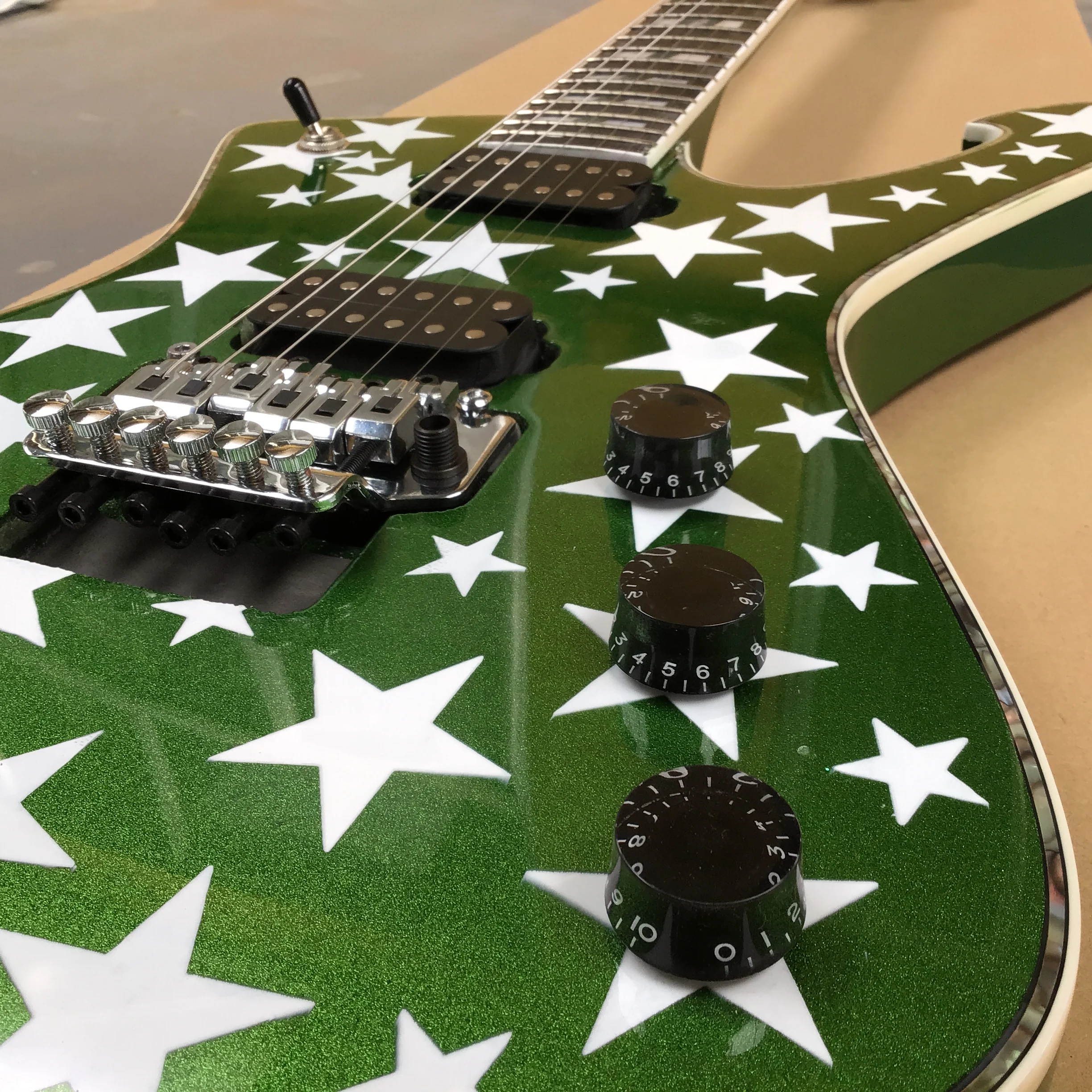 

Personalized green electric guitar,22F,abalone inlay,in stock,cost effective,open pickups,