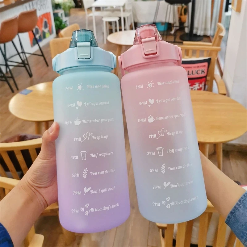 2L Outdoor Große Kapazität Sport Wasser Flasche Kreative Kunststoff Tasse Bounce Abdeckung Outdoor Auslaufsicher Stroh Tasse mit Zeit Marker