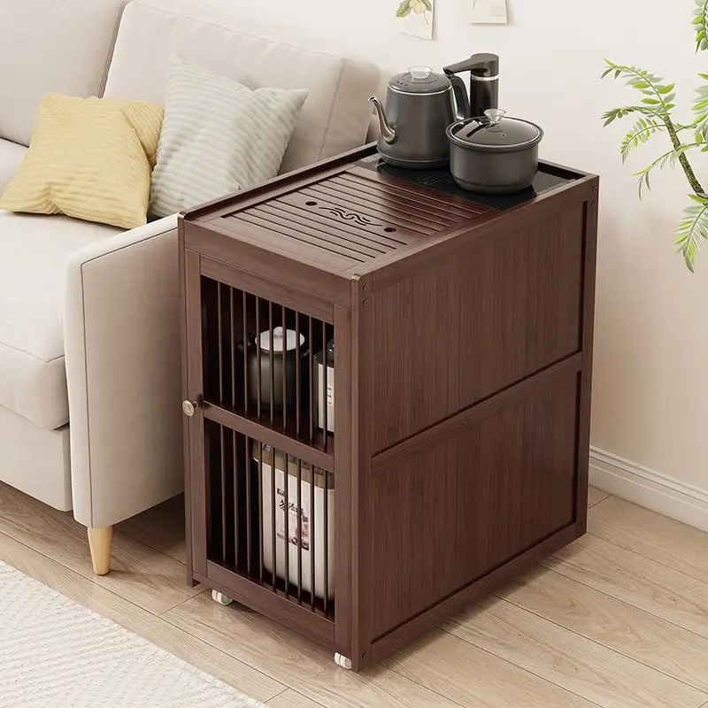 عدد قليل من خزائن الشاي على الأريكة، وطاولة غليان، وطاولة شاي متحركة للاستخدام المنزلي