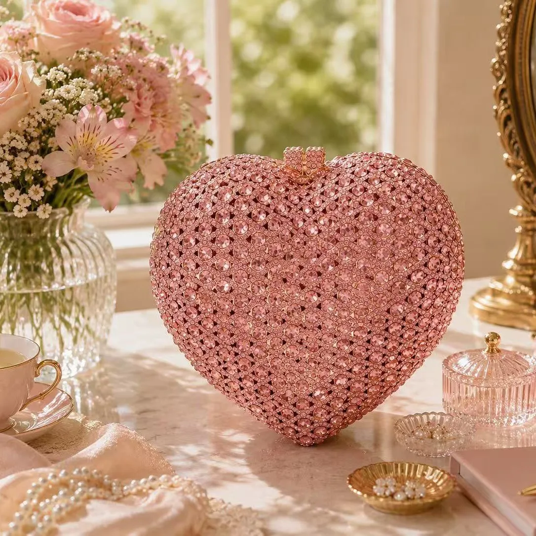 three-dimensional pink love shape, full of diamonds inlaid, romantic light luxury, party drinks, ladies' clutch dinner