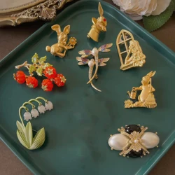 Fashion Baroque Metal Enamel Brooches For Women Elegant Vintage Palace Badges Pins Classic Party Banquet Accessories Corsage