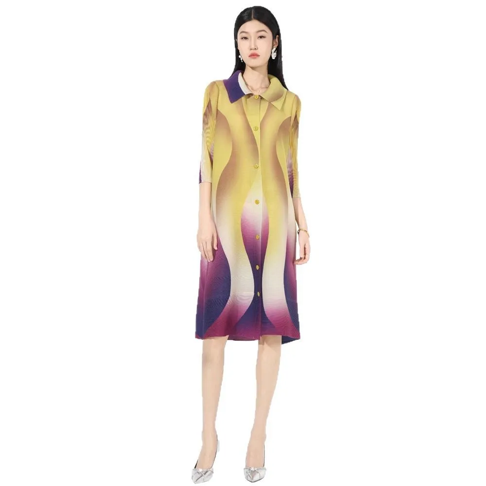 Faltiges Frühlingskleid Miyake, lockerer Farbverlauf, bedruckt, Flip-Kragen, Schnalle, sieben Zoll Ärmel, elastisch, mittellanger, schüttelnder Rock