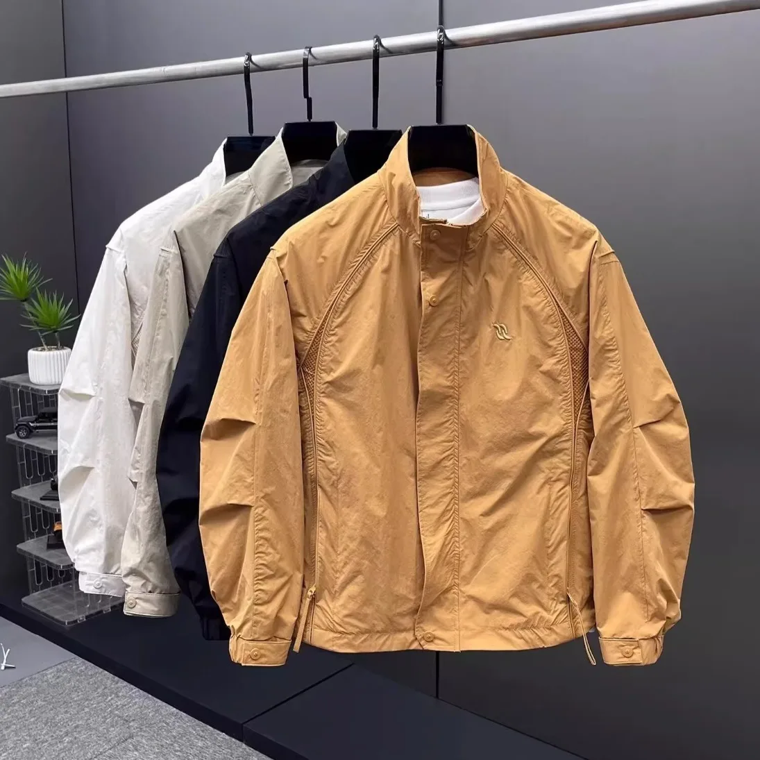 

Новинка 2023 года, мужская повседневная модная куртка с воротником-стойкой и застежкой-молнией, свободная посадка, длинная свековая ветрозащитная полиэстеровая боковая обувь...