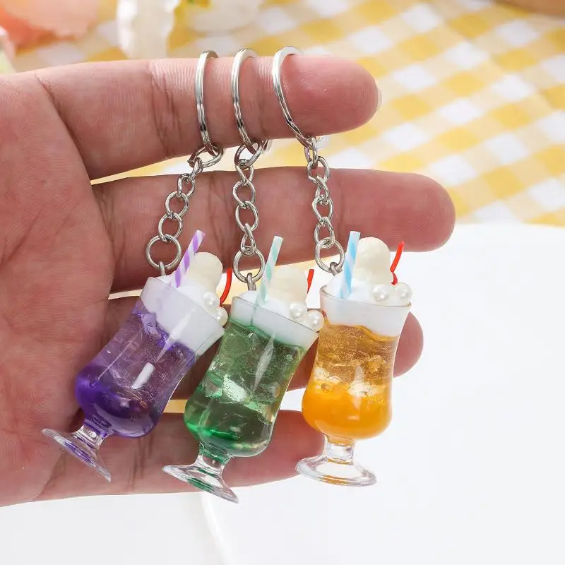 1 Stück Realistischer Mini-Eiscreme-Soda-Becher Schlüsselanhänger mit Kirschaufsatz in Leuchtenden Farben zur Taschendekoration und als kleines Geschenk – Detail 5
