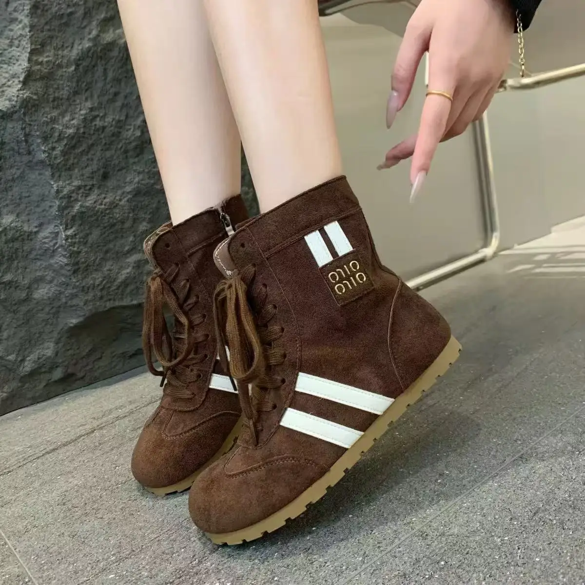 الأمريكية شقة أحذية بوت قصيرة أحذية النساء 2025 شتاء جديد المتفجرة رئيس مستدير الدانتيل متابعة الأحذية المسطحة Zapatos De Mujer الساخن بيع