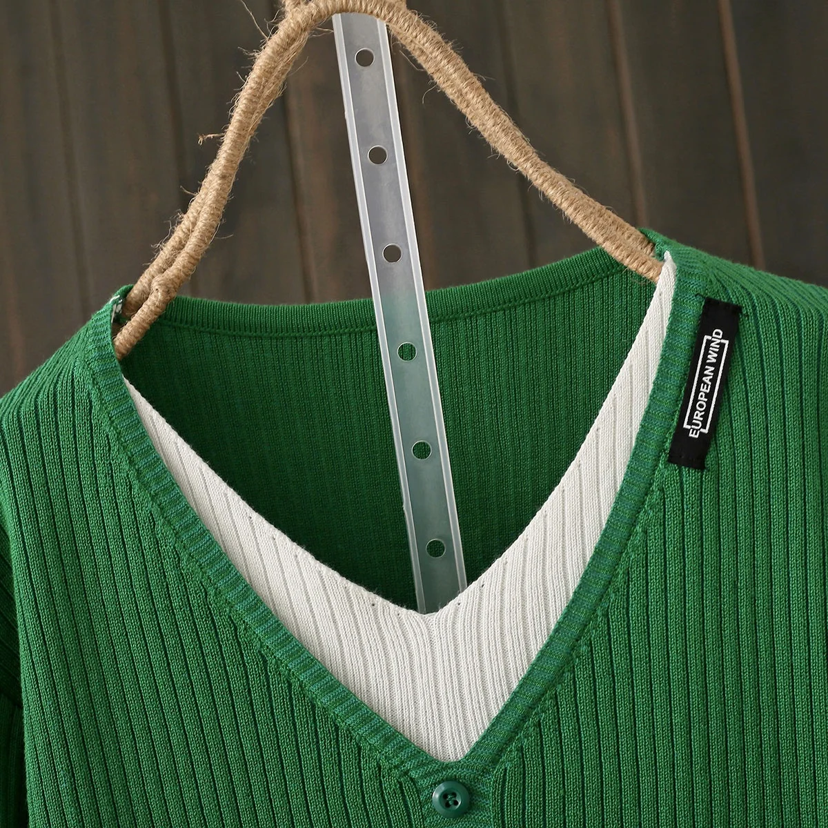 가을과 겨울 플러스 사이즈 100.00kg V-neck 스웨터 여성 니트 가짜 두 조각 상단 느슨한 긴 소매 연령-밑바닥 셔츠 내복 감소