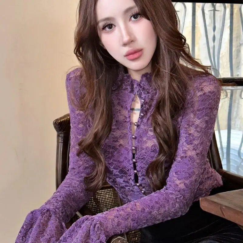 Chemise en dentelle à manches longues et col montant pour femmes, tempérament mature et bouton creux à la mode