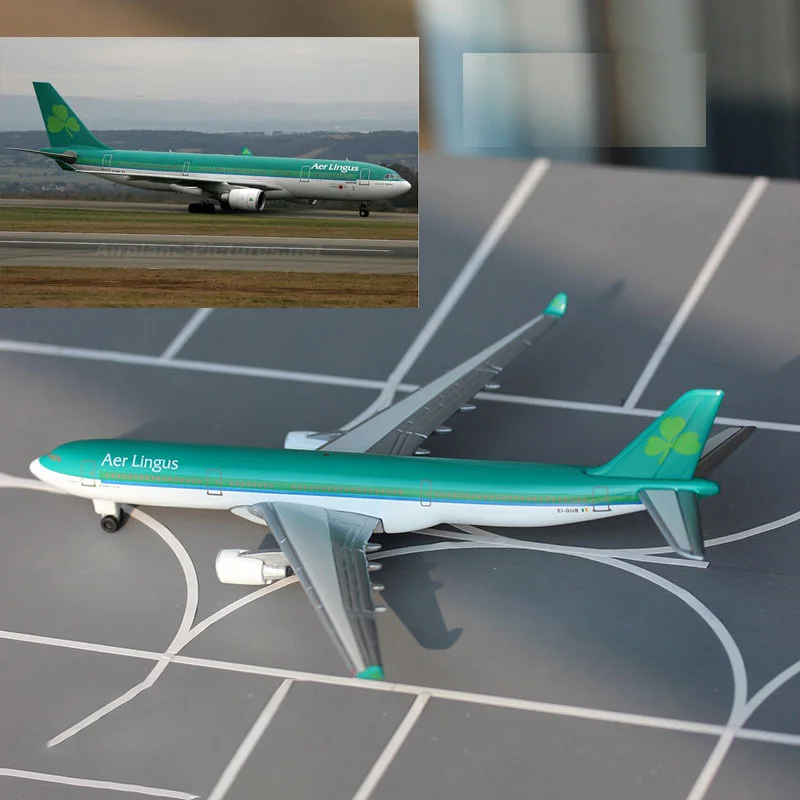 Miniature Simulation Scale 1: 500 Aircraft Model A330 Alloy Airliner Model Diorama Kit Sand Table Scene Layout Display With Base