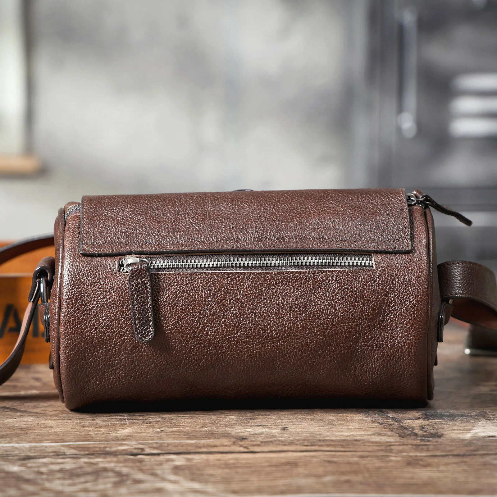 S.worker Echtleder Herren Mode-Umhängetasche aus hochwertigem Rindsleder, Unisex Handgefertigte Casual Zylindertasche – Detail 8