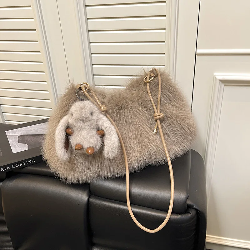 

2025 Imitation Fur Black White Khaki Pink Handbags For Women Fashion Simple Commuter Underarm Bag Prom Party Shoulder Bags Femme
