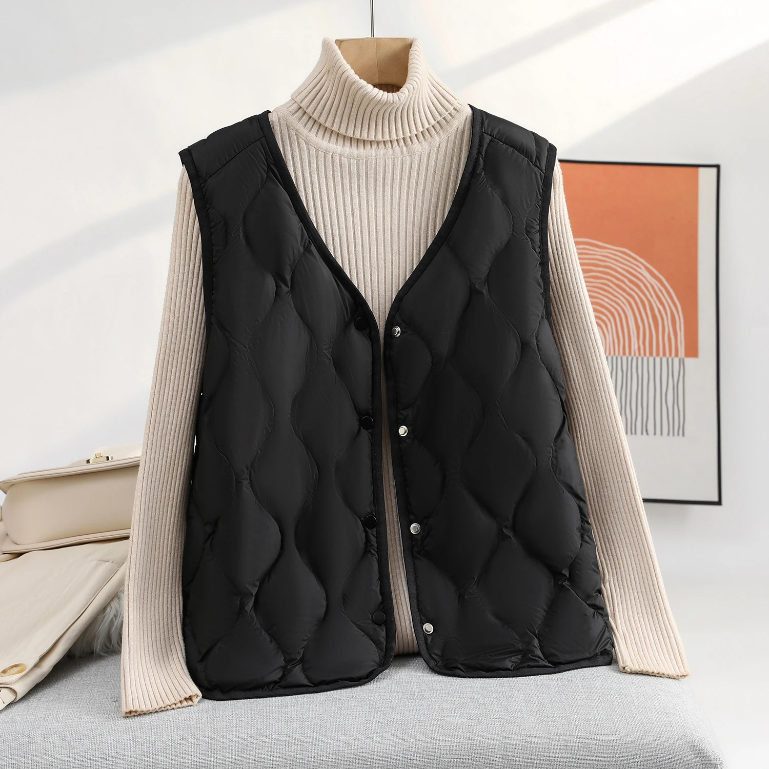 เสื้อกั๊กผู้หญิงทรงเข้ารูป น้ำหนักเบา ใส่เป็นเสื้อตัวในหรือตัวนอกได้ ให้ความอบอุ่น สีพื้น เรียบง่าย ติดกระดุม ผ้าโพลีเอสเตอร์ สไตล์ลำลอง