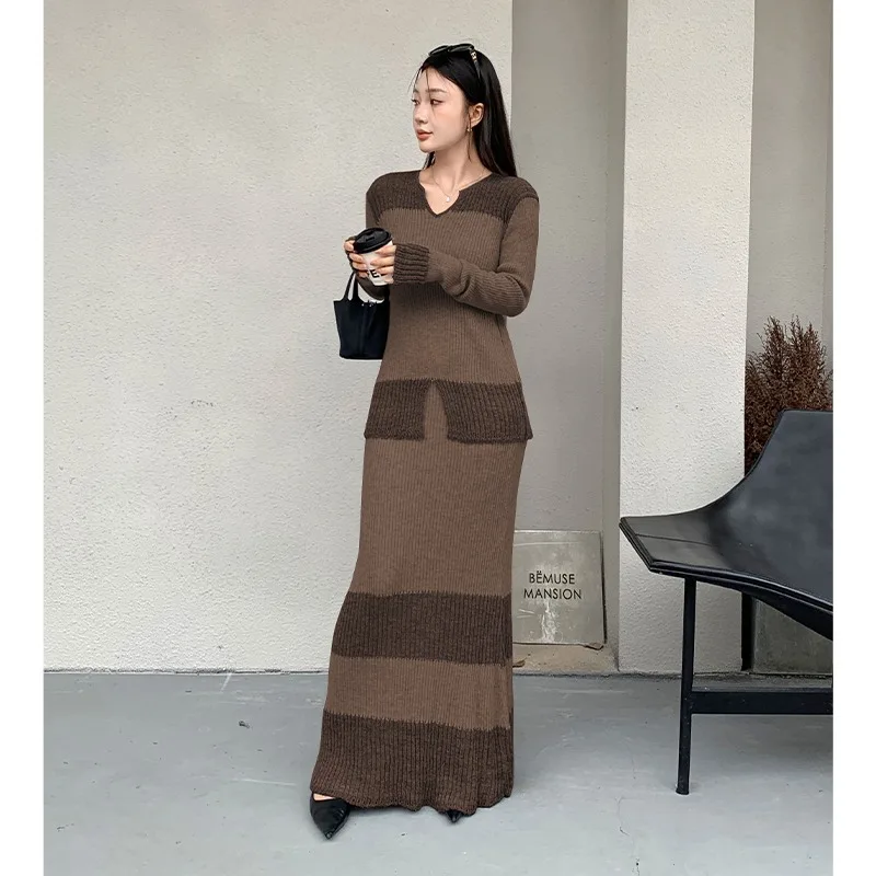 

2025 НОВЫЙ корейский нежный стиль, модные контрастные цвета, длинные вязаные топы с v-образным вырезом, женские узкие юбки с высокой талией, состоящие из двух частей