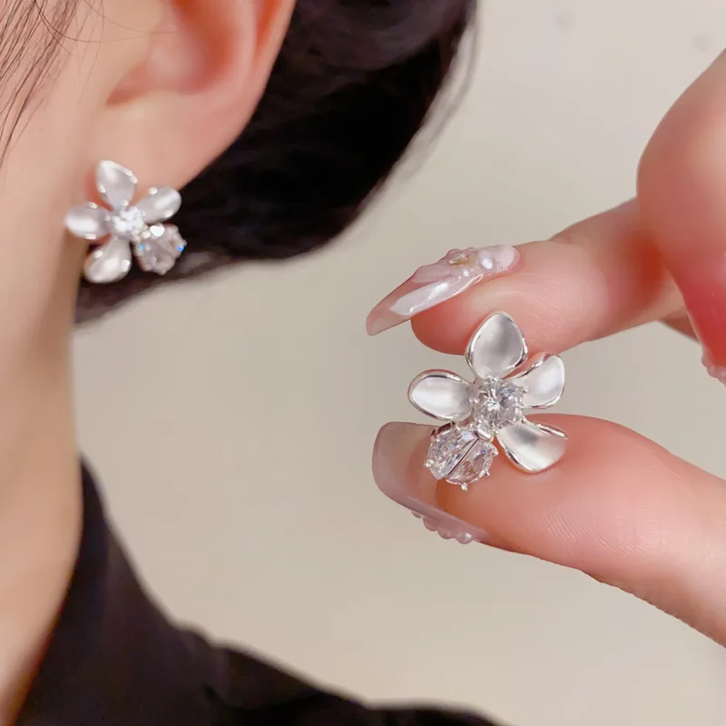 French retro simple thin-coated petal stud earrings feminine temperament light luxury versatile earrings