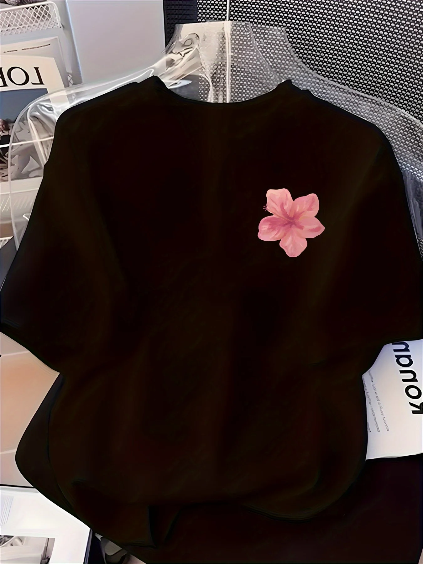 

Женская милая черная толстовка с круглым вырезом и короткими рукавами с розовым цветочным украшением на груди - повседневный топ трапециевидной формы на весну и лето