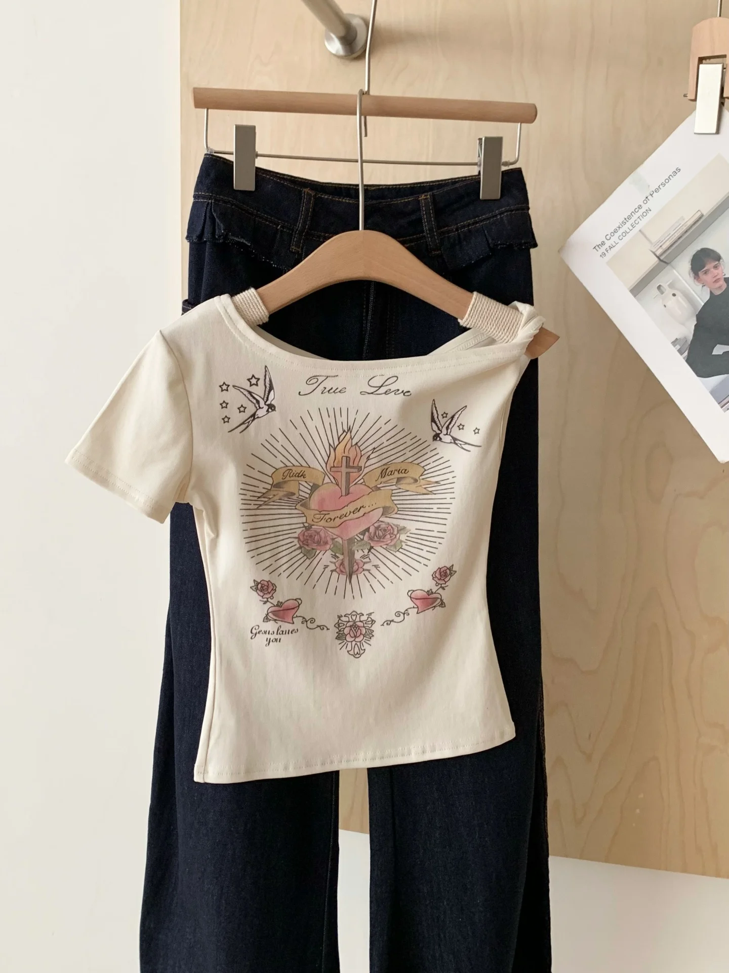 

Wedbleser 2025 New Retro Love Printed Slanted Shoulder Twisted Spicy Girl T-shirt Women Summer Slim Fit Slimming Top