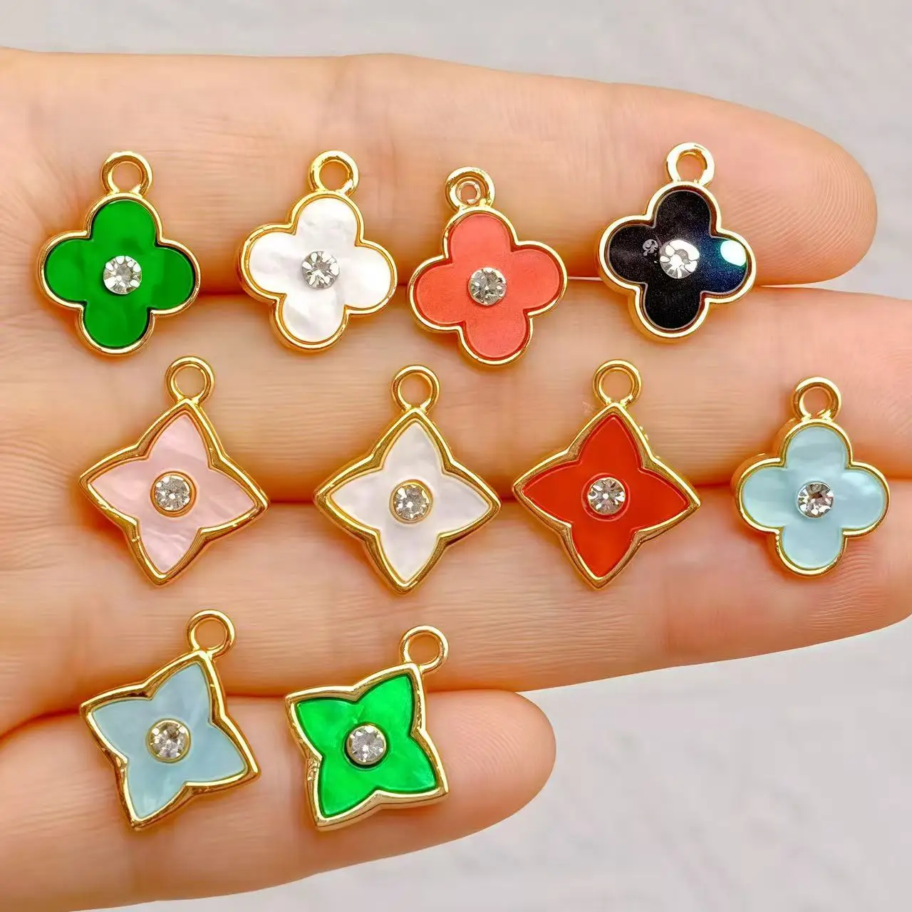 

30 шт./лот, креативные позолоченные ювелирные изделия ручной работы с бриллиантами, легкие роскошные высококачественные аксессуары из клевера с черным цветком