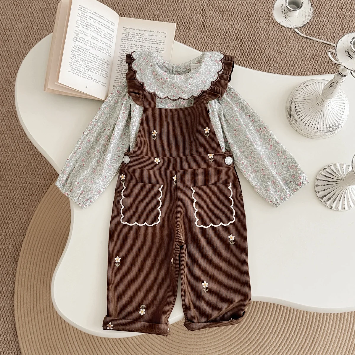 Koreanisches Pastoral-Babykleidungsset, weißes Oberteil mit Spitzenbesatz & brauner Cordoverall mit bestickten Blumenmustern an den Taschen – Detail 3