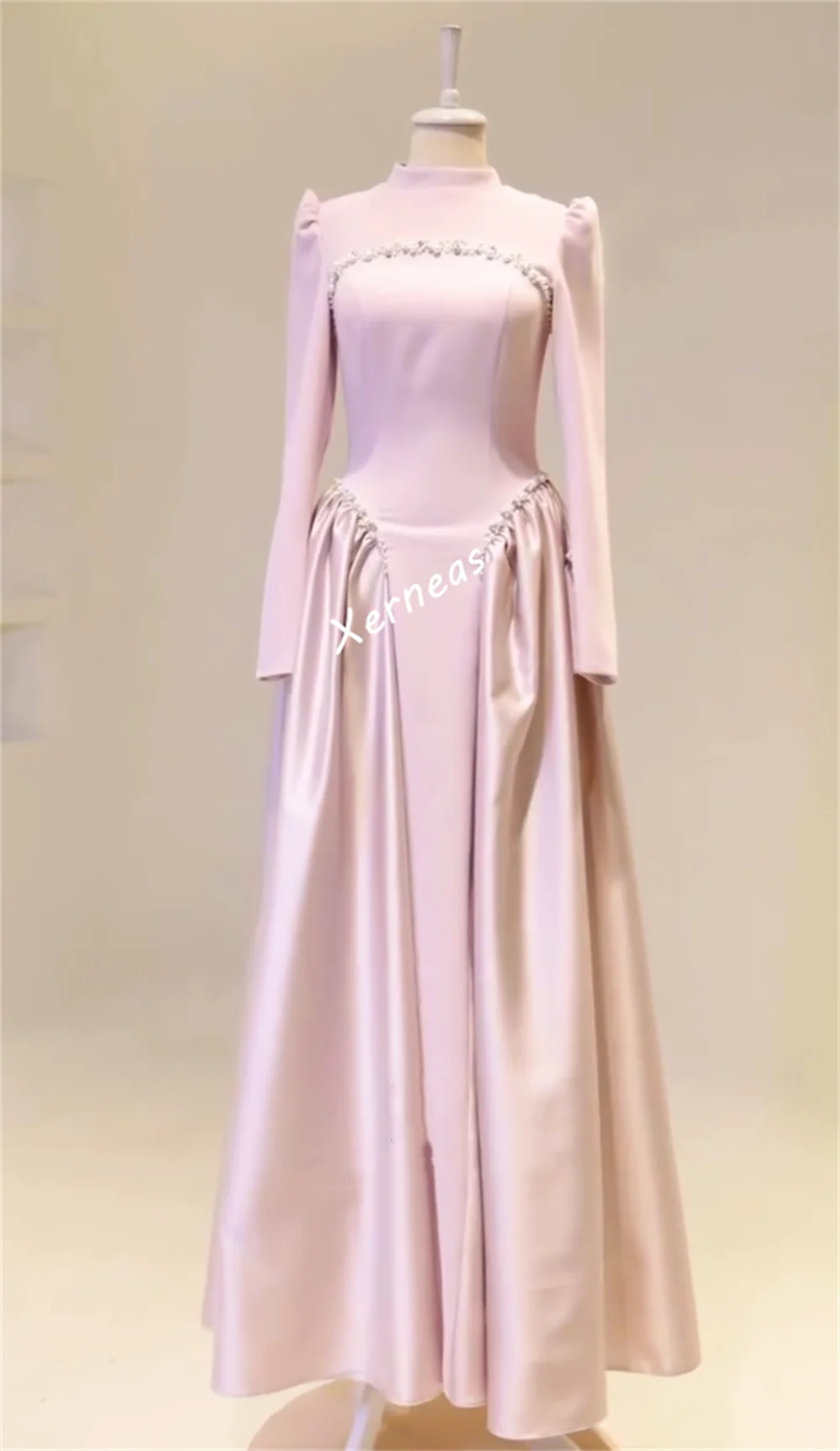 تخصيص Charmeuse الديكور الطية عالية الياقة ألف خط فساتين طويلة مناسبة مخصصة بريق المرأة مساء ثوب الحزب الكلاسيكي